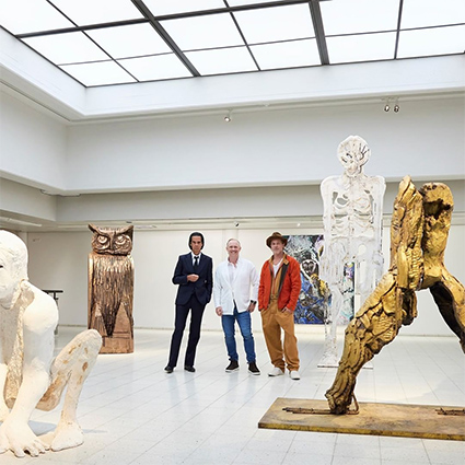 Брэд Питт дебютировал в качестве скульптора на выставке в Финляндии: 