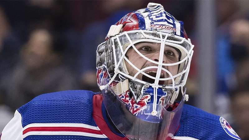 Вратарь Шестеркин помог «Рейнджерс» обыграть «Каролину» и сравнять счет в серии плей-офф НХЛ