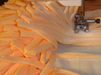 ДЕЛАЕМ МОХНАТЫЙ КОВРИК В ВАННУЮ СВОИМИ РУКАМИ. ДЕЛАЕМ МОХНАТЫЙ КОВРИК В ВАННУЮ СВОИМИ РУКАМИ. мастер-классы,шитье