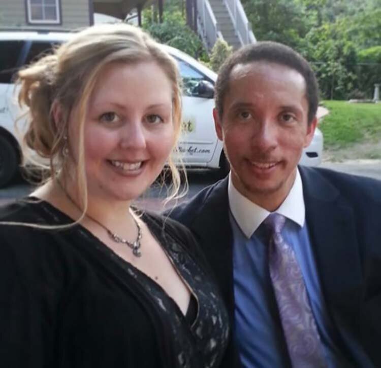 Она считала мужа секретным агентом, пока не узнала, что у него 13 детей и еще одна жена Она считала мужа секретным агентом, пока не узнала, что у него 13 детей и еще одна жена