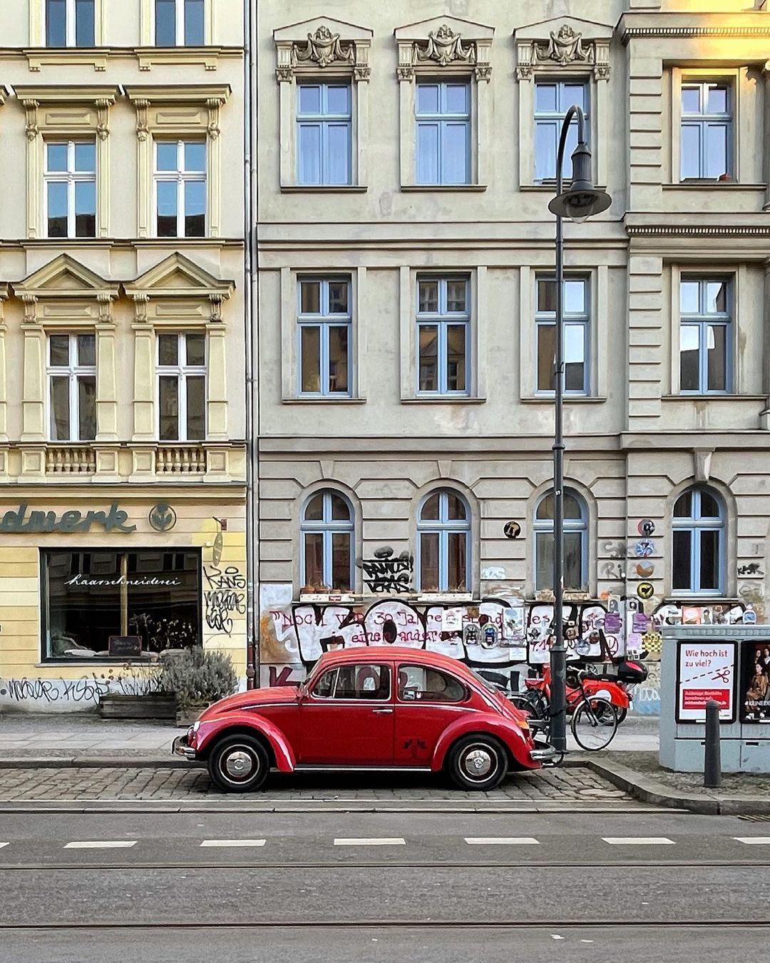 Немецкие улочки на атмосферных снимках Грегора Клара Грегор, фотографии, Читать, городов, немецких, других, Шарлоттенбурга, Берлина, улицах, автомобили, фасады, волшебные, снимает, уличной, Gregor, основном, фокусируется, Германия, Берлине, проживающий