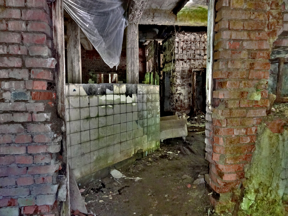 Бывшая гостиница в городе-призраке Акармара - одно из самых красивых зданий 