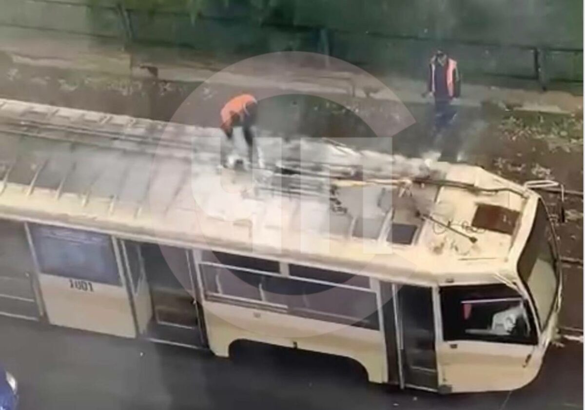 В Саратове на перекрестке улиц загорелся трамвай