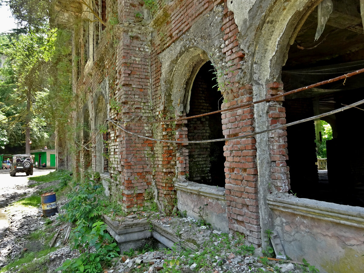Бывшая гостиница в городе-призраке Акармара - одно из самых красивых зданий 