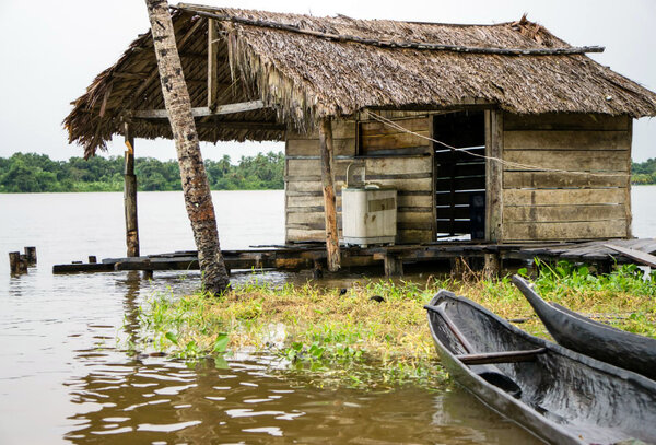 Варао: считают до пяти, плавают с пираньями и не желают ходить в школу Варао: считают до пяти, плавают с пираньями и не желают ходить в школу