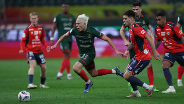 Полузащитник &laquo;Локомотива&raquo; Алексей Батраков (в&nbsp;центре) в&nbsp;матче против ЦСКА.