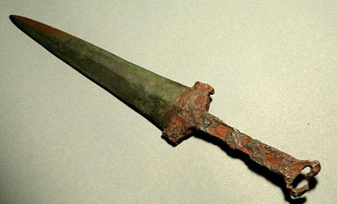 В пункт металлолома принесли старую ржавую палку. При проверке выяснилось, что это меч и ему больше 1000 лет