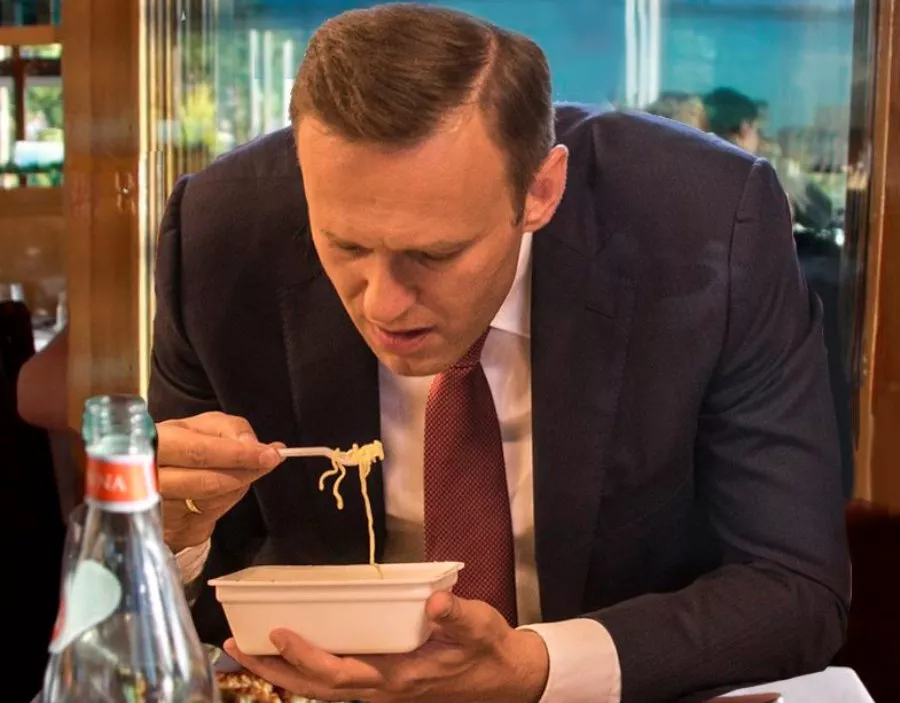 Блогер-уголовник Алексей Навальный не будет делиться присужденной ему Европарламентом премией Сахарова в отличии от...