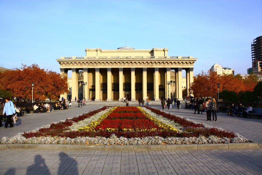 Сколько театров в новосибирске. Театры города Новосибирска. Оперный театр Новосибирск. Новосибирск театр оперы и балета осень. ДК Горького Новосибирск.