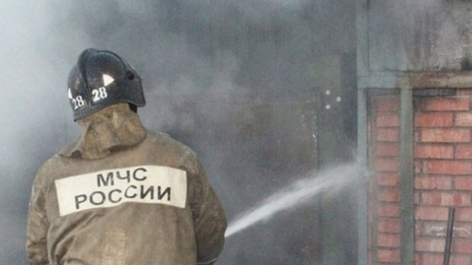 31 пожарный тушил гаражный бокс на улице Фурманова в Барнауле