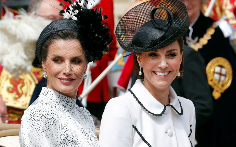 Белое платье-пальто Кейт Миддлтон на церемонии Ордена Подвязки Белое платье-пальто Кейт Миддлтон на церемонии Ордена Подвязки все звезды