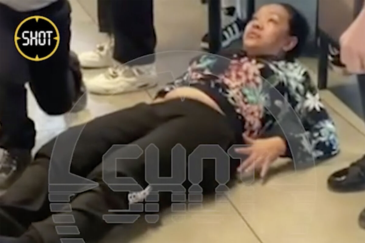 Shot: в Омске мужчина ударил гостью кафе, которая попыталась схватить его сына