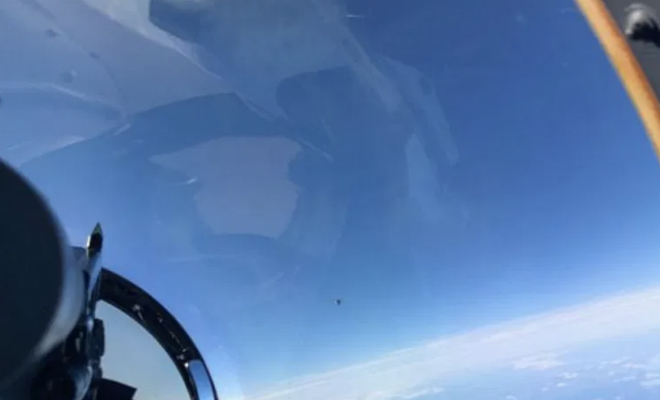 Военные летчики сняли в небе летающий объект квадратной формы