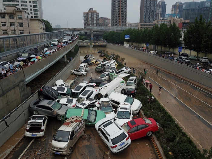Вид с воздуха показывает автомобили у входа в туннель после проливных дождей, обрушившихся на город Чжэнчжоу в центральной китайской провинции Хэнань