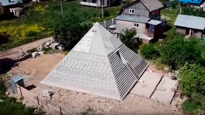 Точную копию египетских пирамид Гизы построили супруги из России на своём заднем дворе