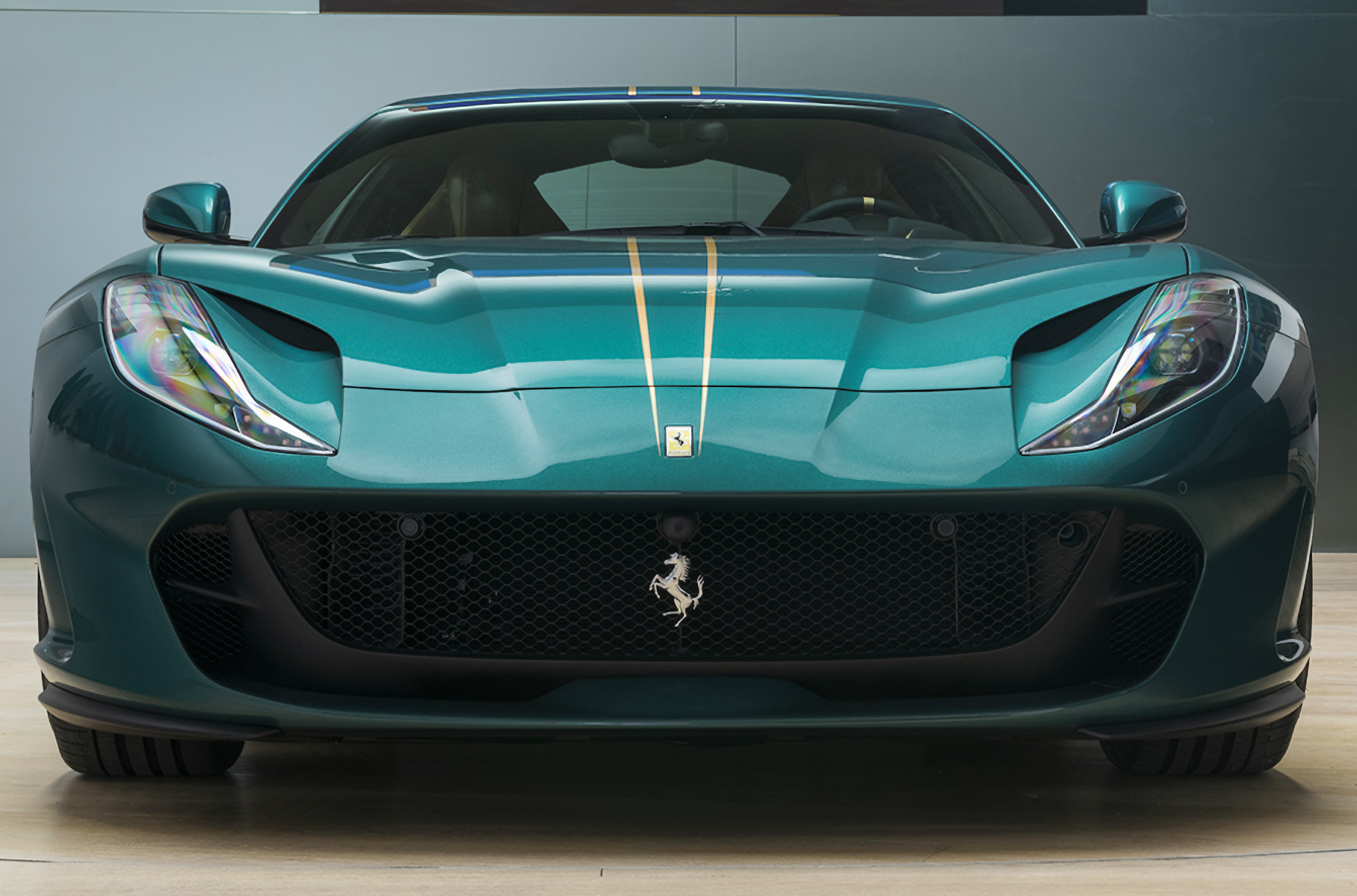 Ferrari 812 Superfast украсили винтажной кожей и шерстью Новости