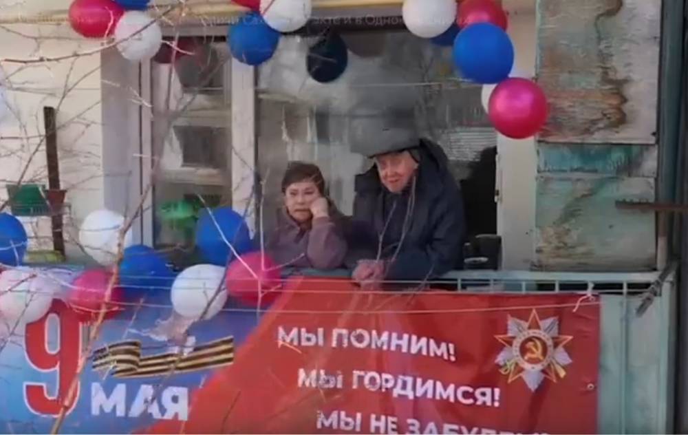 Якутских ветеранов поздравляют концертами во дворах домов