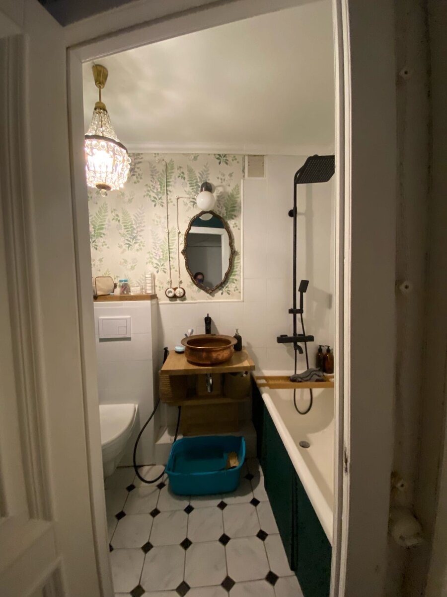 Хозяйка сделала очень необычную ванную комнату в старой брежневке. Оцените результат квартиры, чтобы, люстра, комната, ванная, ванную, также, вопреки, ремонт, комнату, сделать, времен, включить, хозяйки, ванной, комнаты, чехословацкая, стороны, дверь, медная