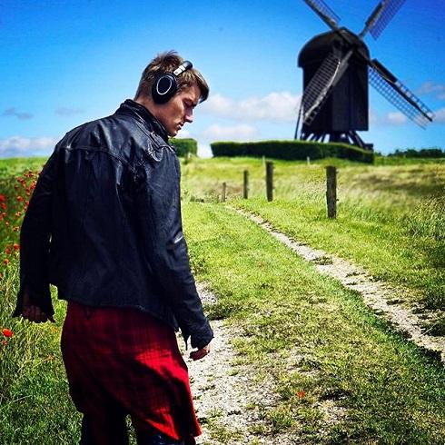 Кто только снимает одинокого Воробьева?