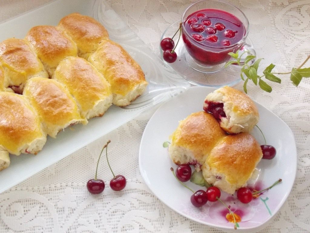 пирожки духовые с вишней. булочка с вишней. открытый пирог с вишней из дрожжевого теста. сладкие слойки. пирожки с вишней из дрожжевого теста.