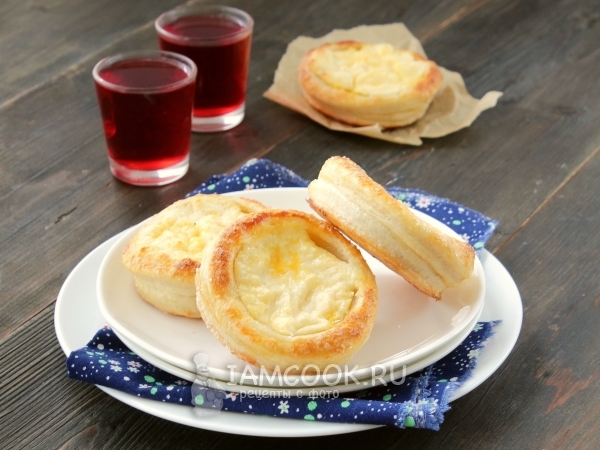 Ватрушки из слоеного теста с творогом, рецепт с фото