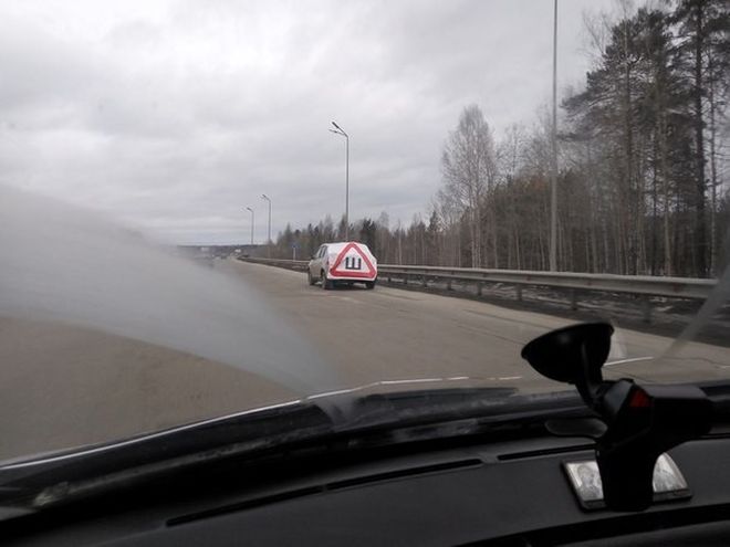 Народный креатив с наклейкой "Шипы" авто, автоприкол, наклейка, пдд, прикол, шипы