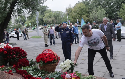 Миронов возложил цветы к памятнику погибшим воинам-десантникам