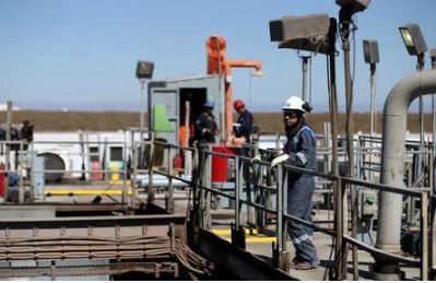 A worker looks on over a platform in a drilling rig at Vaca Muerta shale oil and gas drilling, in the Patagonian province of Neuquen, Argentina January 21, 2019. Picture taken January 21, 2019. REUTERS/Agustin Marcarian