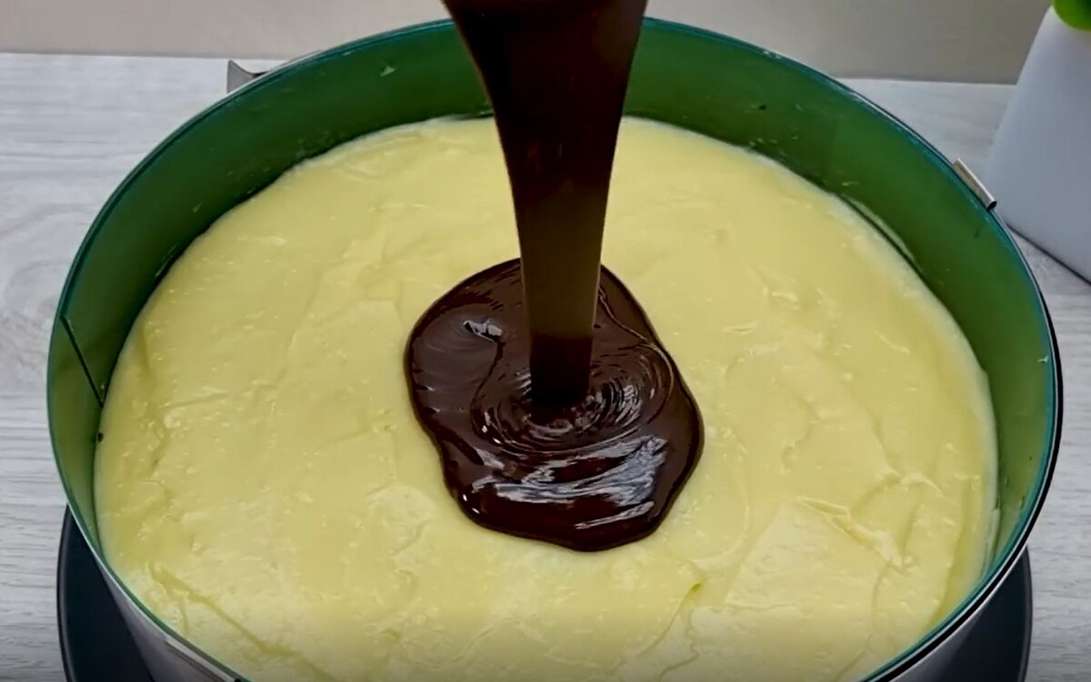 Заливаем шоколадом торт