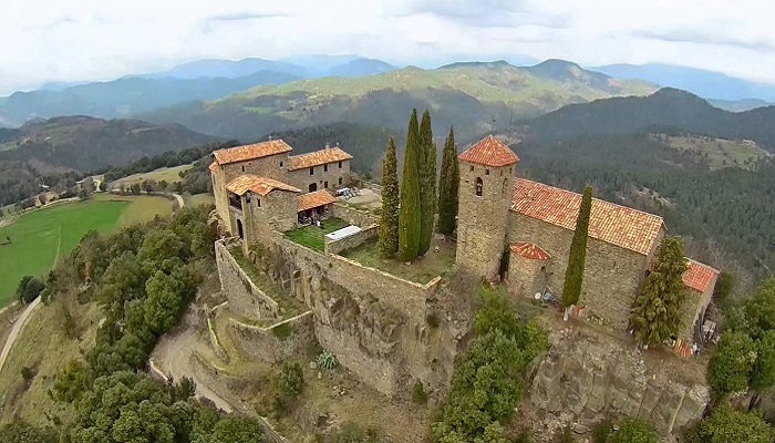 На северо-востоке Пиренеев в местечке Рипольес открылся необычный отель в средневековом замке («Castell de Llaes», Испания). | Фото: creativcastle.com.