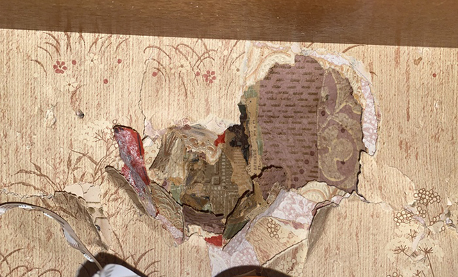 Девушка сдвинула шкаф в 108-летнем доме и нашла «капсулу времени» из обоев: самому новому слою 30 лет