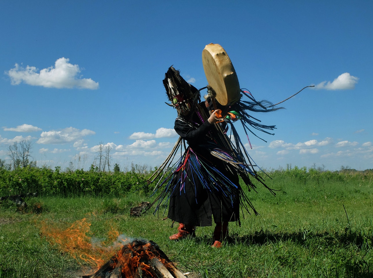 Shaman's. Хакасы Шаманизм. Камлание шамана Хакасия. Алтайский шаман камлает. Шаманка Республика Хакасия.