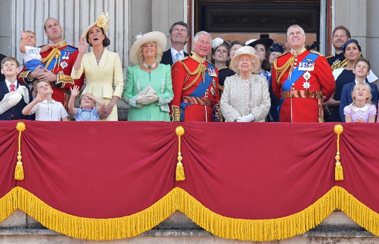 Торжественный парад в честь дня рождения Елизаветы II состоится, но нарушит все традиции парад, когда, Елизавета, рождения, стране, традиции, Однако, решили, семьи, Великобритании, Colour, монарх, Букингемского, марте, будет, королеве, время, Trooping, торжественного появления всех, членов