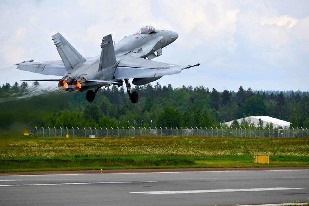 Финский истребитель F/A-18 взлетает с авиабазы Купио
Фото: NATO
