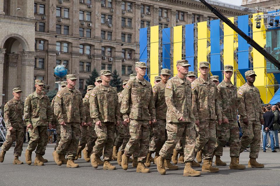 Американцы на параде в Киеве.png