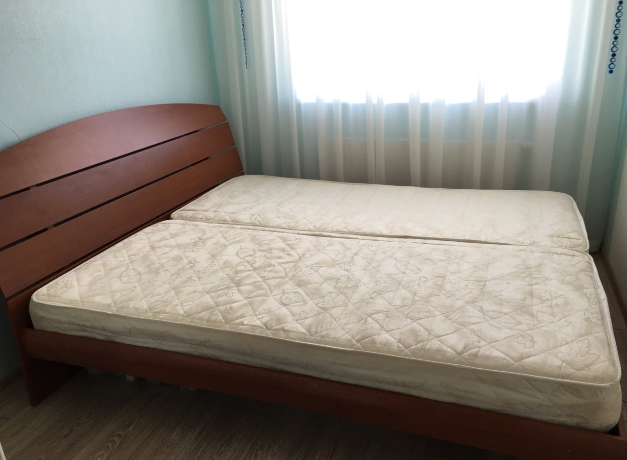 Двуспальная кровать с раздельными матрасами