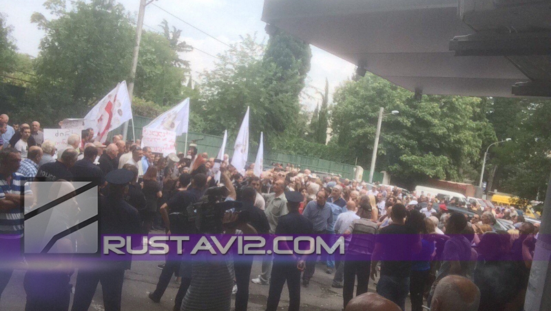 "В политике нет места убийце": в Тбилиси сожгли Саакашвили