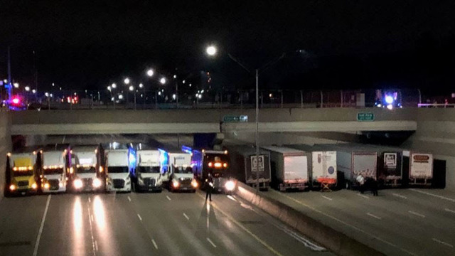 В США грузовики выстроились в линию под мостом, чтобы не дать мужчине покончить с собой