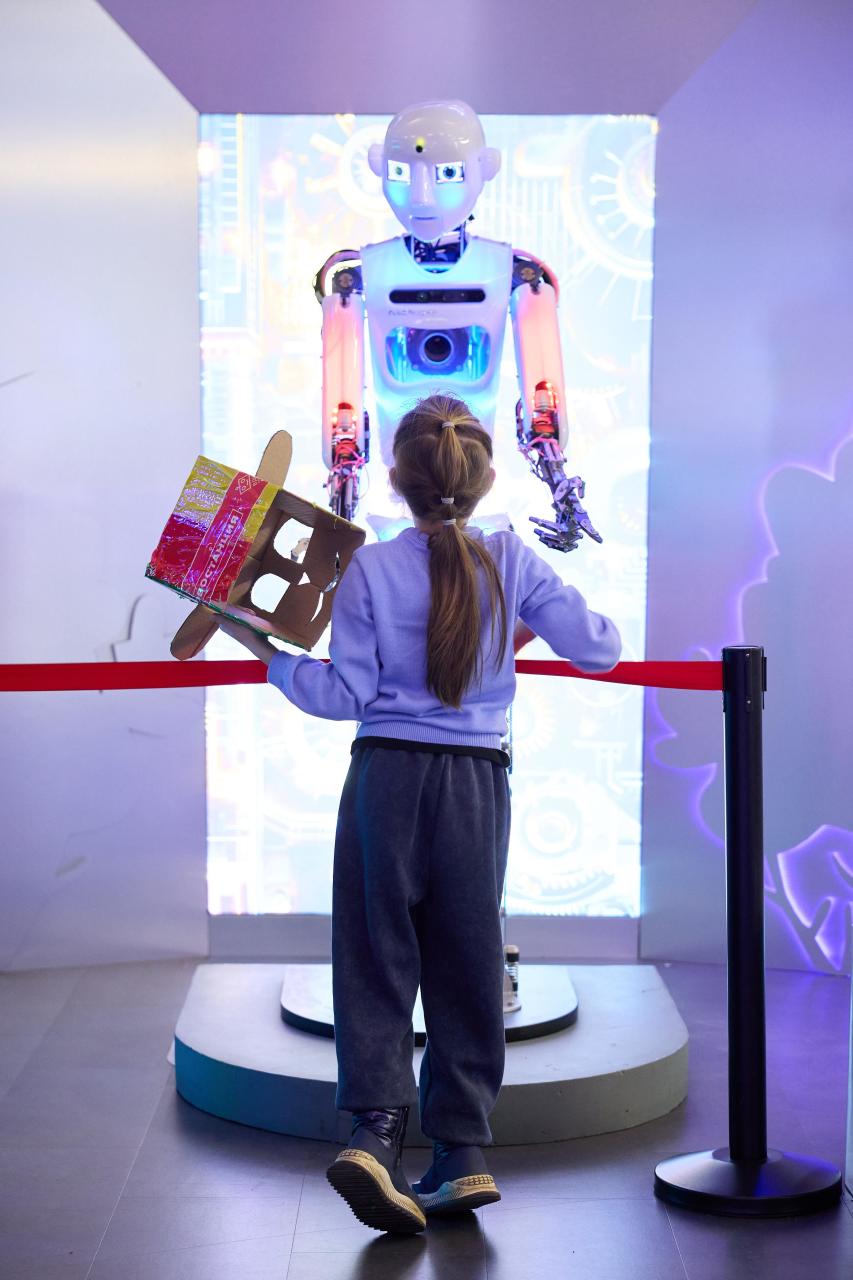 Встреча с настоящим космонавтом и шоу роботов: куда сходить 12 апреля с ребенком расскажет, путешествие, «Робостанции», космонавтики, станет, также, выставке, космических, космонавты, апреля, узнают, помощью, космосе, жизни, поделится, смогут, настоящие, Вселенной, очаровательный, «Правда