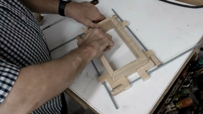 Обработка угловых соединений, приспособление для циркулярной пилы 