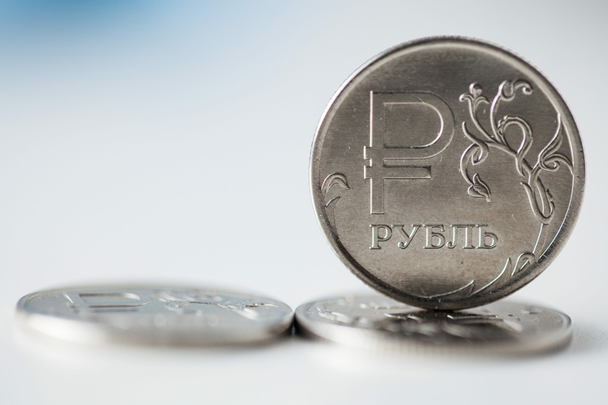 Рубль снижается. Российская валюта. Рубль. Падение рубля. Рубль растет.