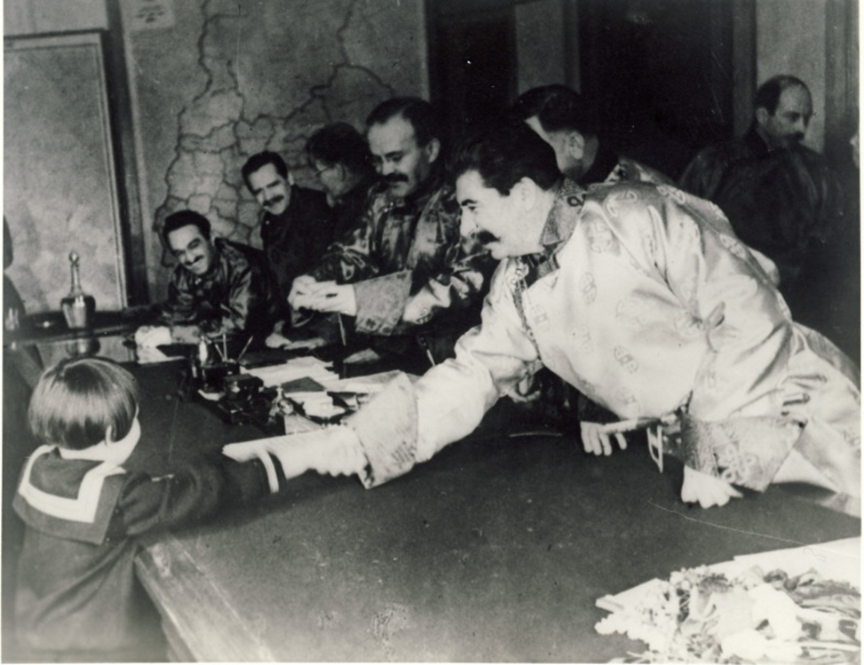 Сталин и Молотов вручают Геле подарки. 