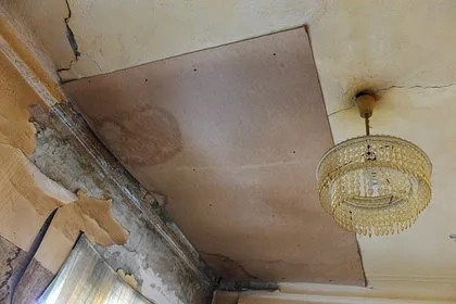 В российском городе в аварийном доме рухнул потолок