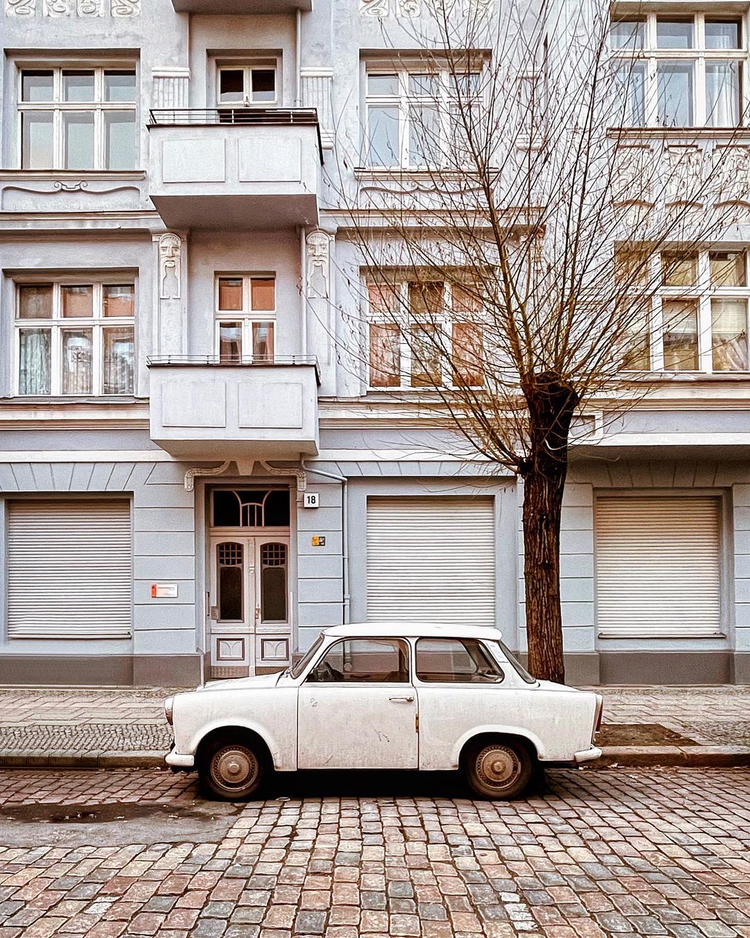 Немецкие улочки на атмосферных снимках Грегора Клара Грегор, фотографии, Читать, городов, немецких, других, Шарлоттенбурга, Берлина, улицах, автомобили, фасады, волшебные, снимает, уличной, Gregor, основном, фокусируется, Германия, Берлине, проживающий