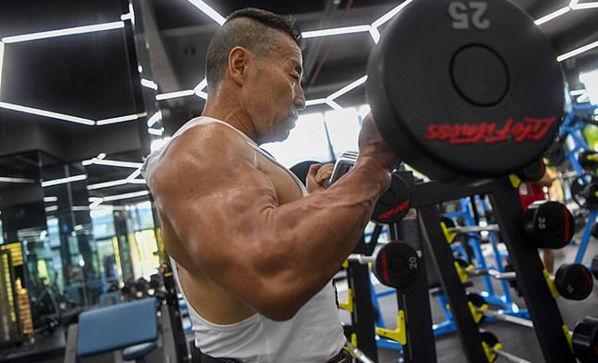 Мужчине в 72 года дают больше 40. Пенсионер тренируется каждый день и приседает со штангой в 170 кг