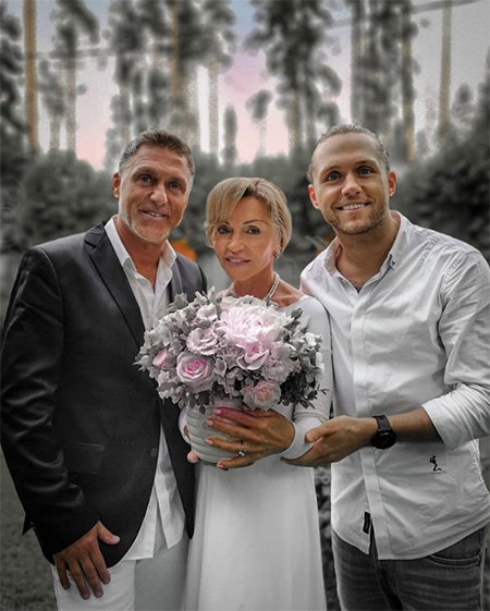 Родители Влада Соколовского отметили 30-летие брака и впервые сыграли свадьбу Родители Влада Соколовского отметили 30-летие брака и впервые сыграли свадьбу Свадьбы,Звездные свадьбы