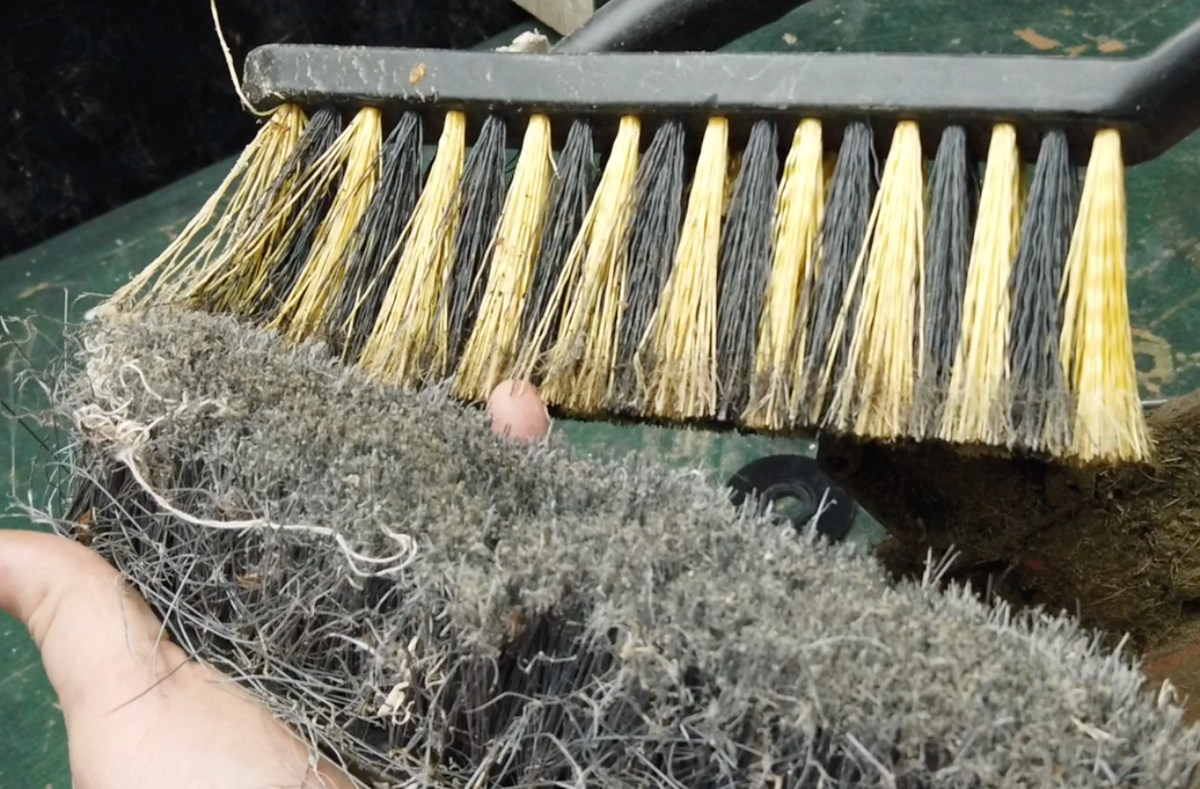 Хитрый старый дворник показал мне мастер класс по быстрой уборке снега).