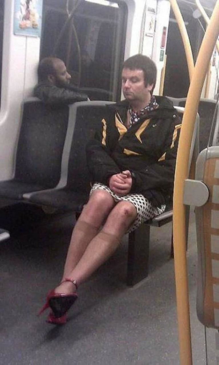 Мужик в платье в метро