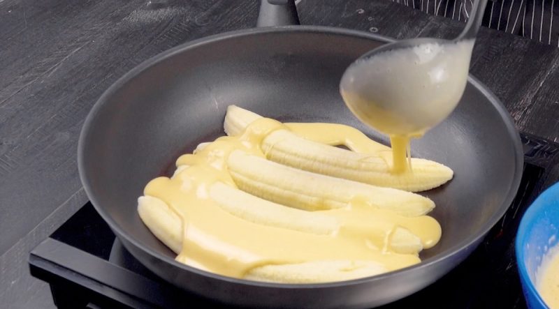Банан в тесте на сковороде. Банановый блинчик на сковороде. Десерт с бананами на сковороде. Тесто с бананом для блинов. Банановое тесто на блины.