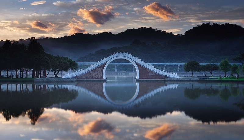 Лунный мост в Тайбэе, Тайвань Лунный мост в Тайбэе, Тайвань Путешествия